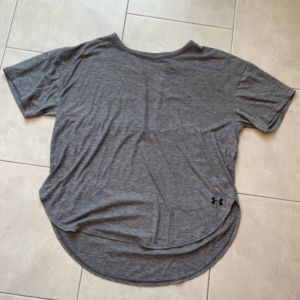 Size small Under Armour Heat Gear loose fit tee, EUC